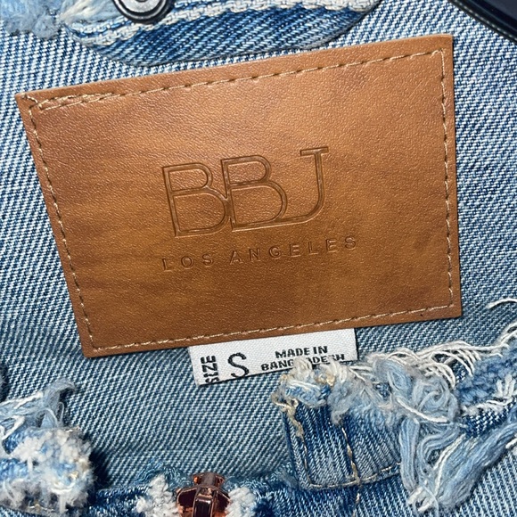 Lightwashed Distressed Jean Jacket 🏵️ - Picture 4 of 5